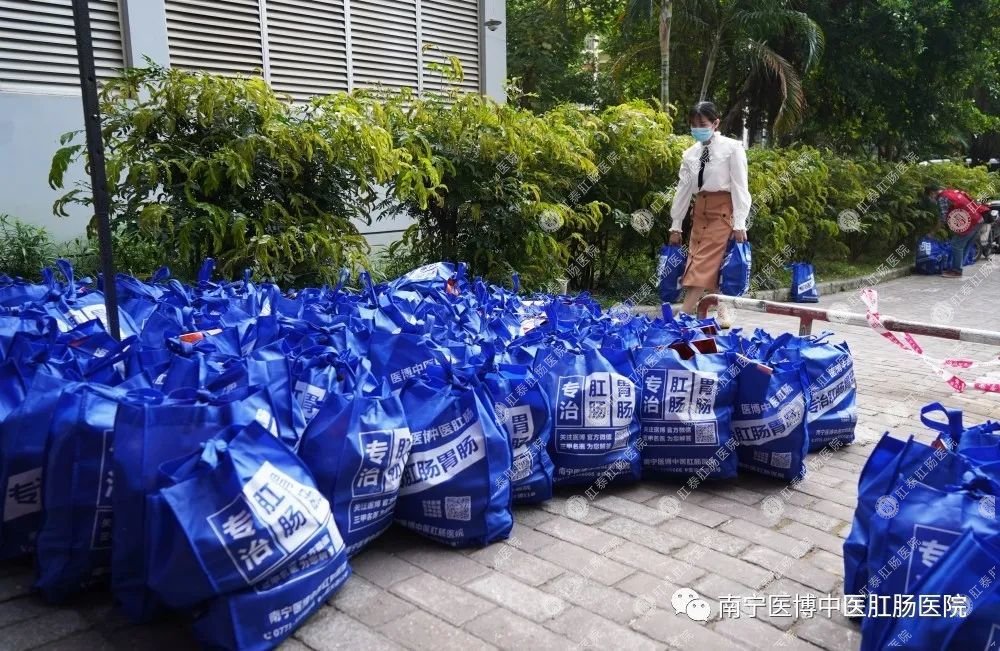 獻愛心·戰(zhàn)疫情|我院支部走進安吉華都小區(qū)開展捐物活動